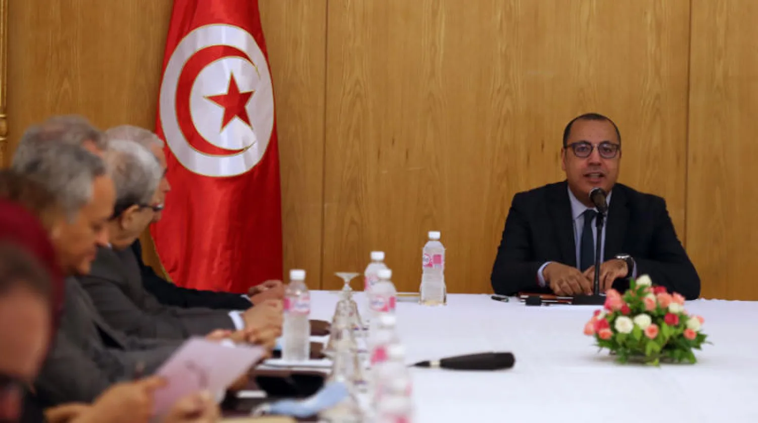 المشيشي خلال اجتماع مع المرشحين للوزارات في حكومته أمس (إ.ب.أ)