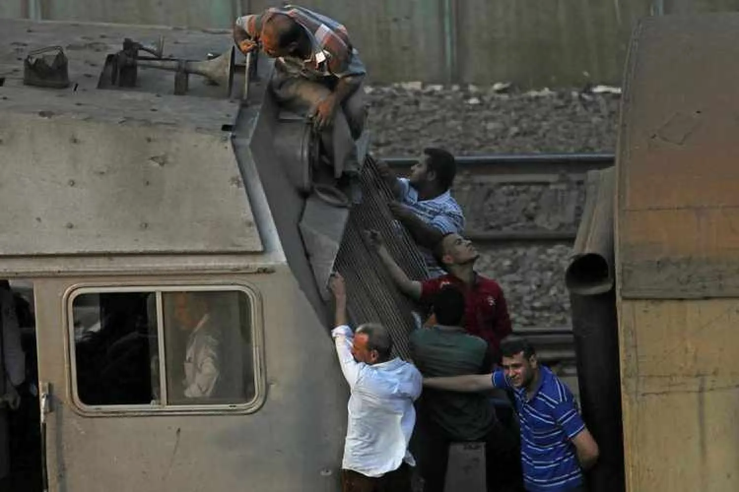 People travel on an overcrowded train in Cairo, Egypt August 12, 2017. Reuters