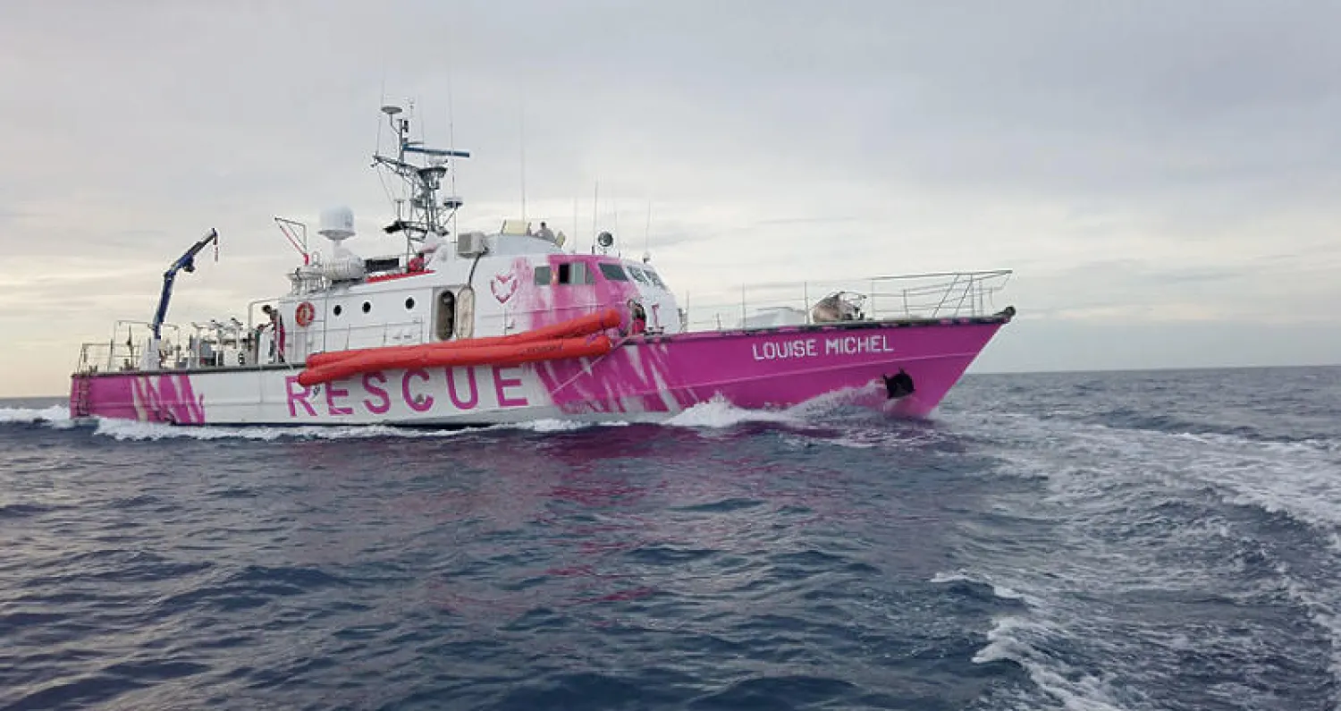 سفينة إنقاذ المهاجرين «لويز ميشيل» التي موّلها بانكسي (رويترز)