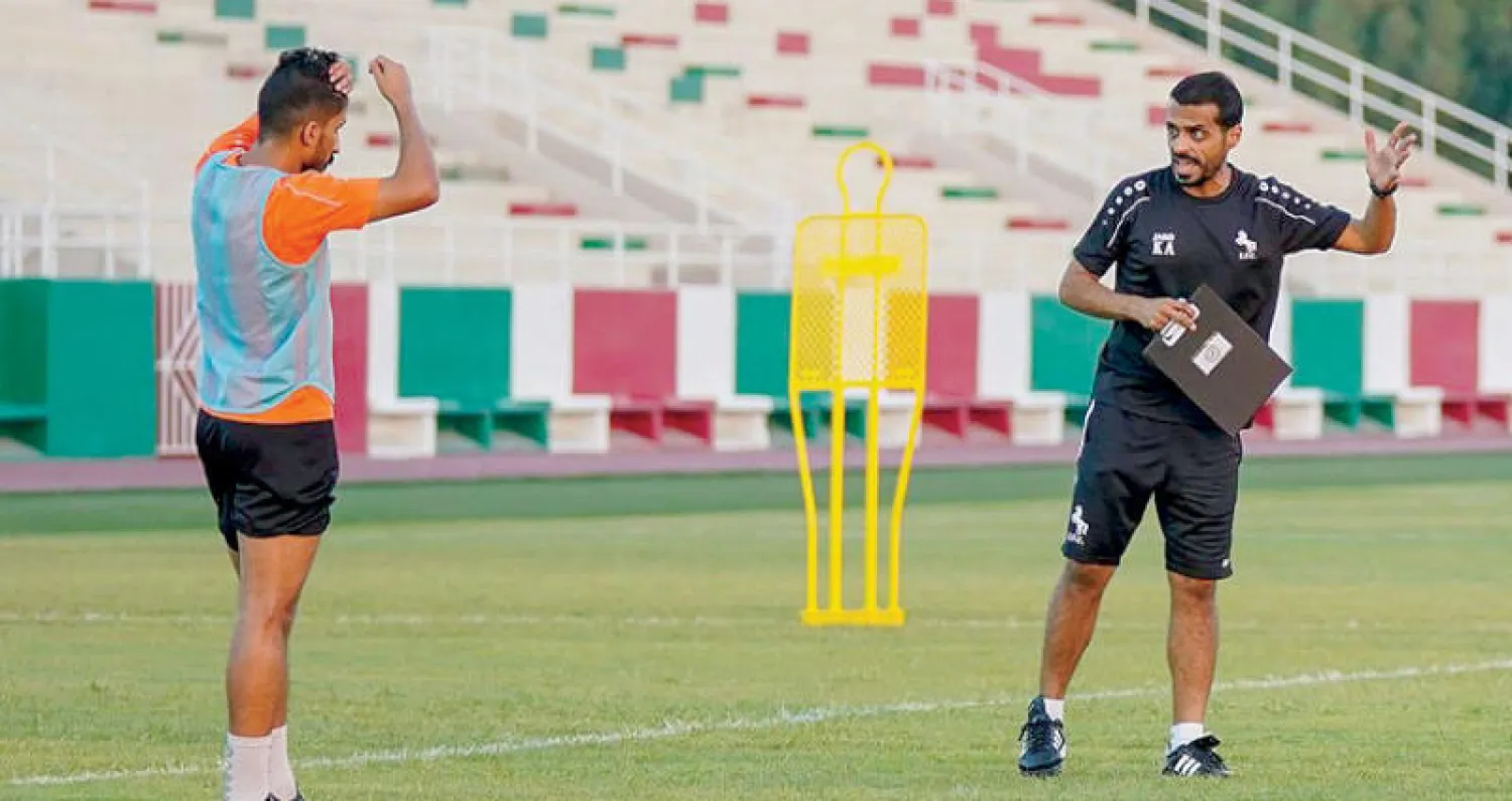 العطوي يوجه أحد لاعبي الاتفاق خلال التدريبات الأخيرة (الشرق الأوسط)