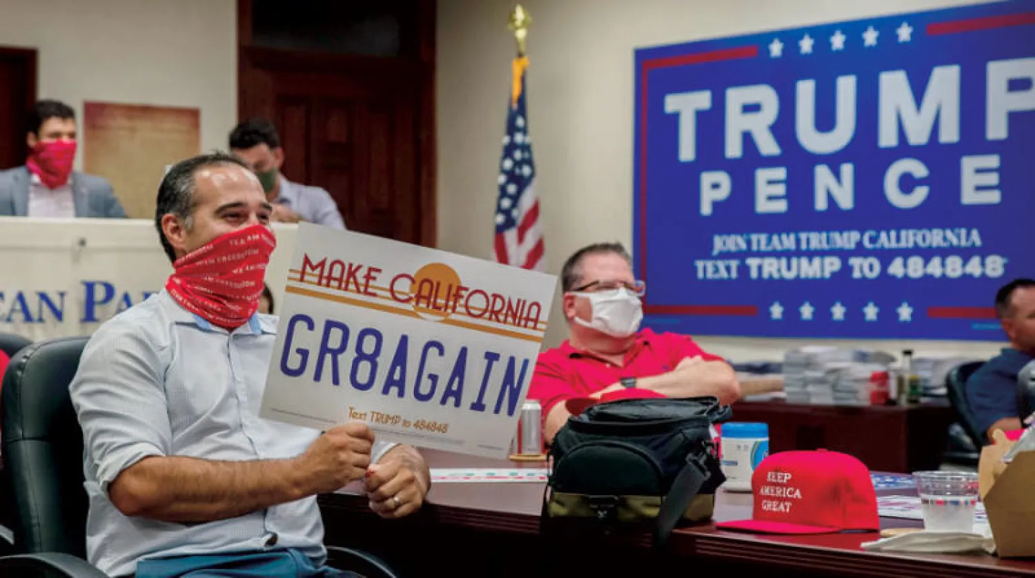 أنصار للرئيس ترمب يتابعون خطابه من كاليفورنيا مساء الخميس (أ.ف.ب)