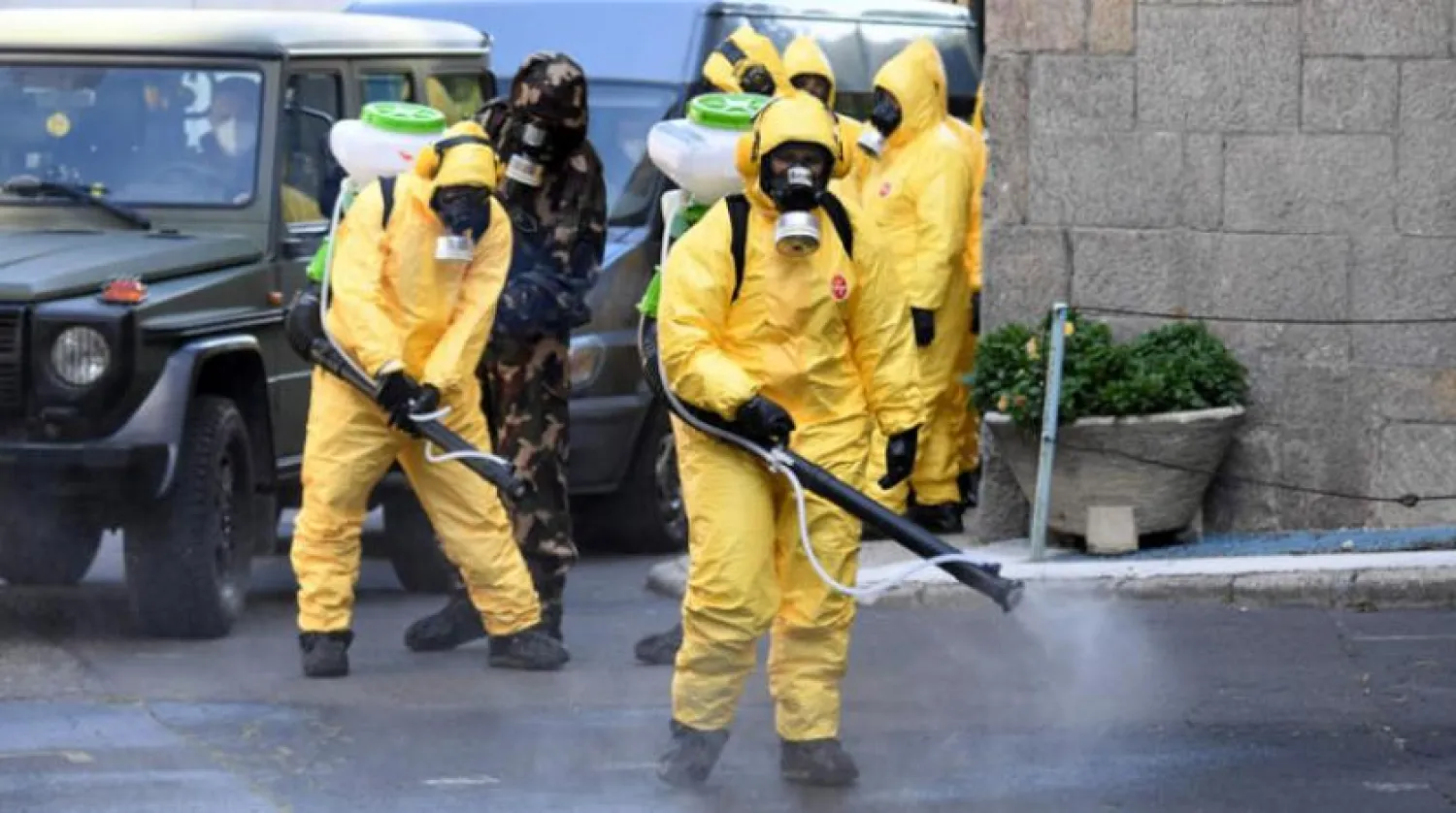 Macaristan'ın başkenti Budapeşte'de dün dezenfekte edilirken bir cadde. (AFP)