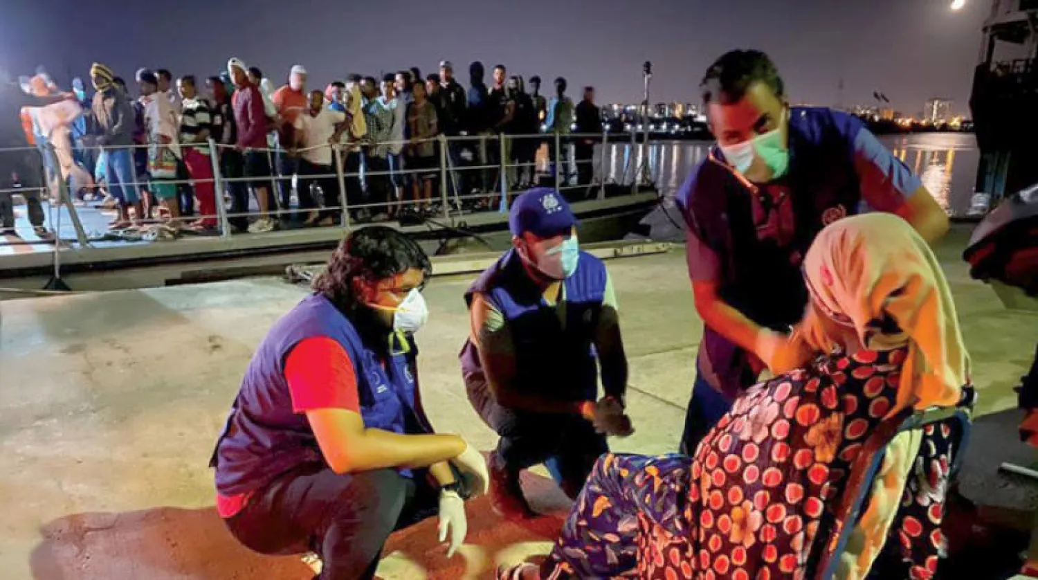 إنزال مهاجرين غير نظاميين إلى الساحل الليبي بعد إعادتهم من البحر (المنظمة الدولية للهجرة)