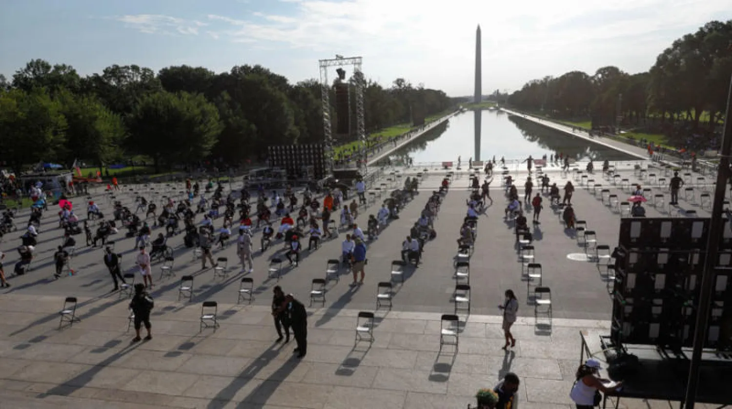 ناشطون داعمون للحقوق المدنية وإنهاء التفرقة العنصرية أمام النصب التذكاري لأبراهام لينكولن في واشنطن أمس (رويترز)