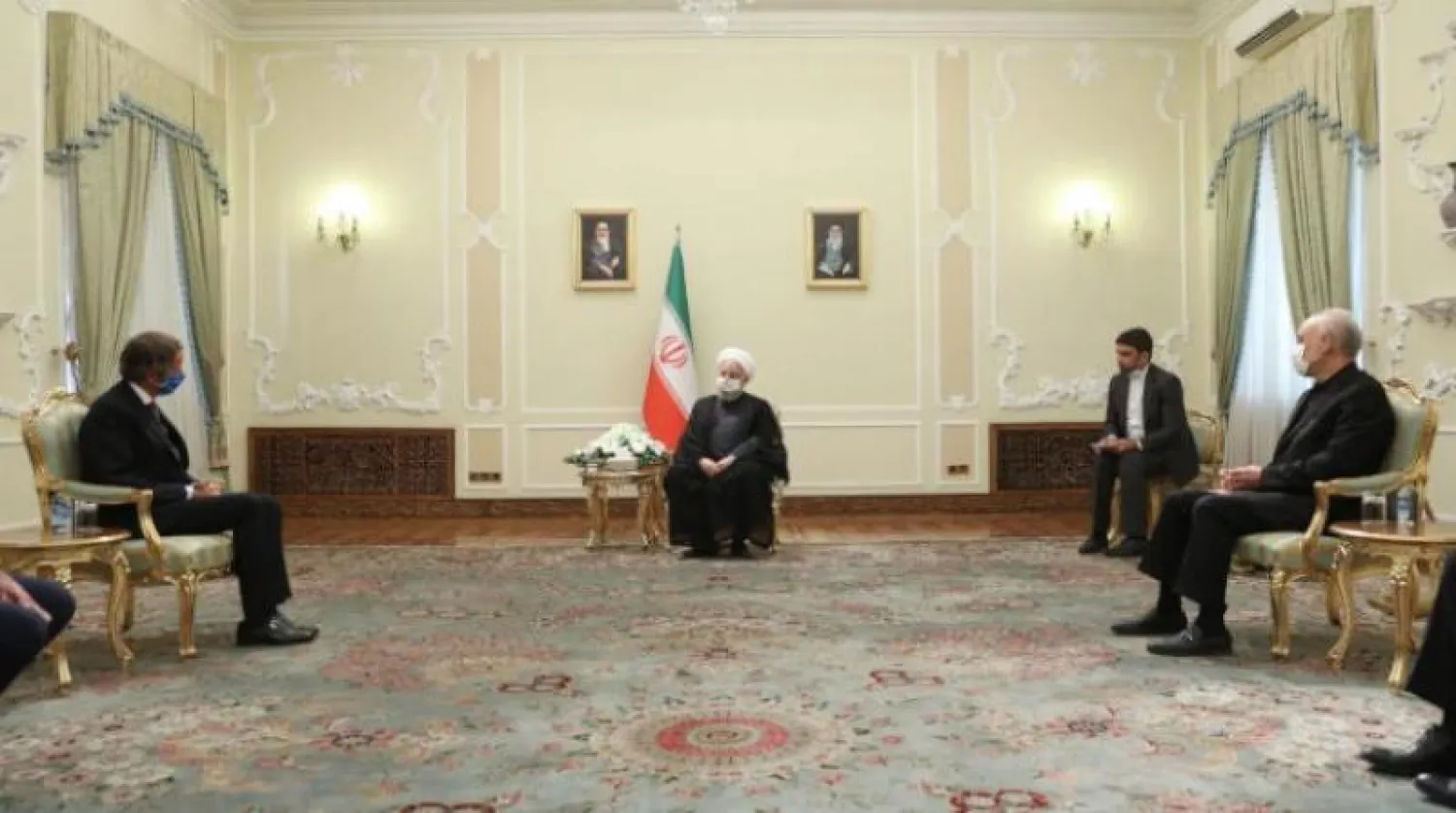 الرئيس الإيراني حسن روحاني خلال استقباله المدير العام للوكالة الدولية للطاقة الذرية رافائيل غروسي (د.ب.أ)