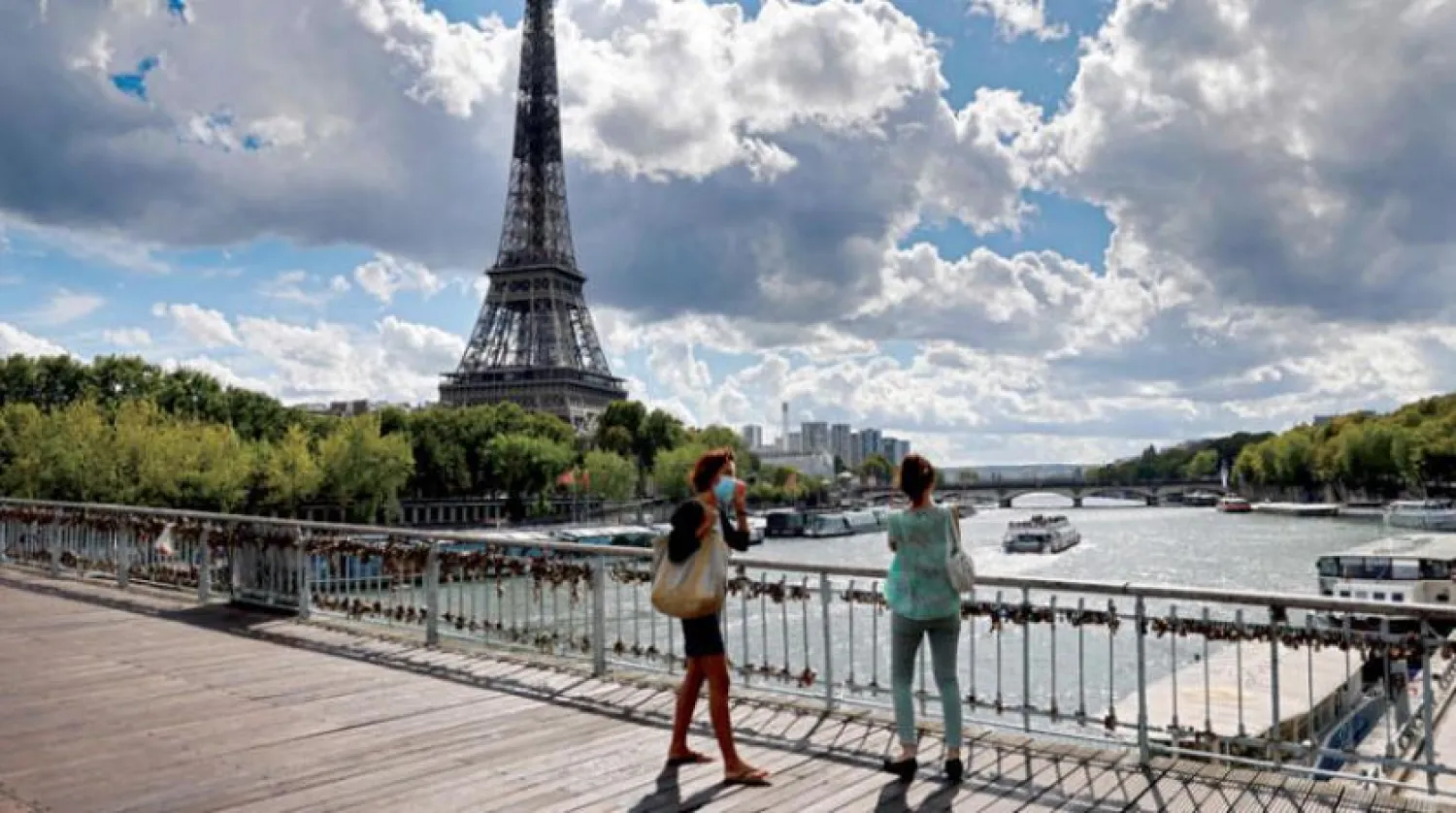 Paris’te dün sokaklarda maske takmak zorunlu hale getirildi. (AFP)