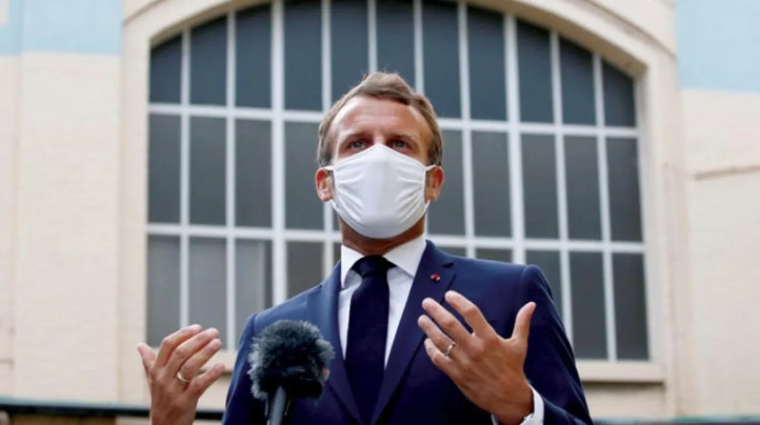 Macron, Paris’te ilaç firmasını ziyareti sırasında (EPA)