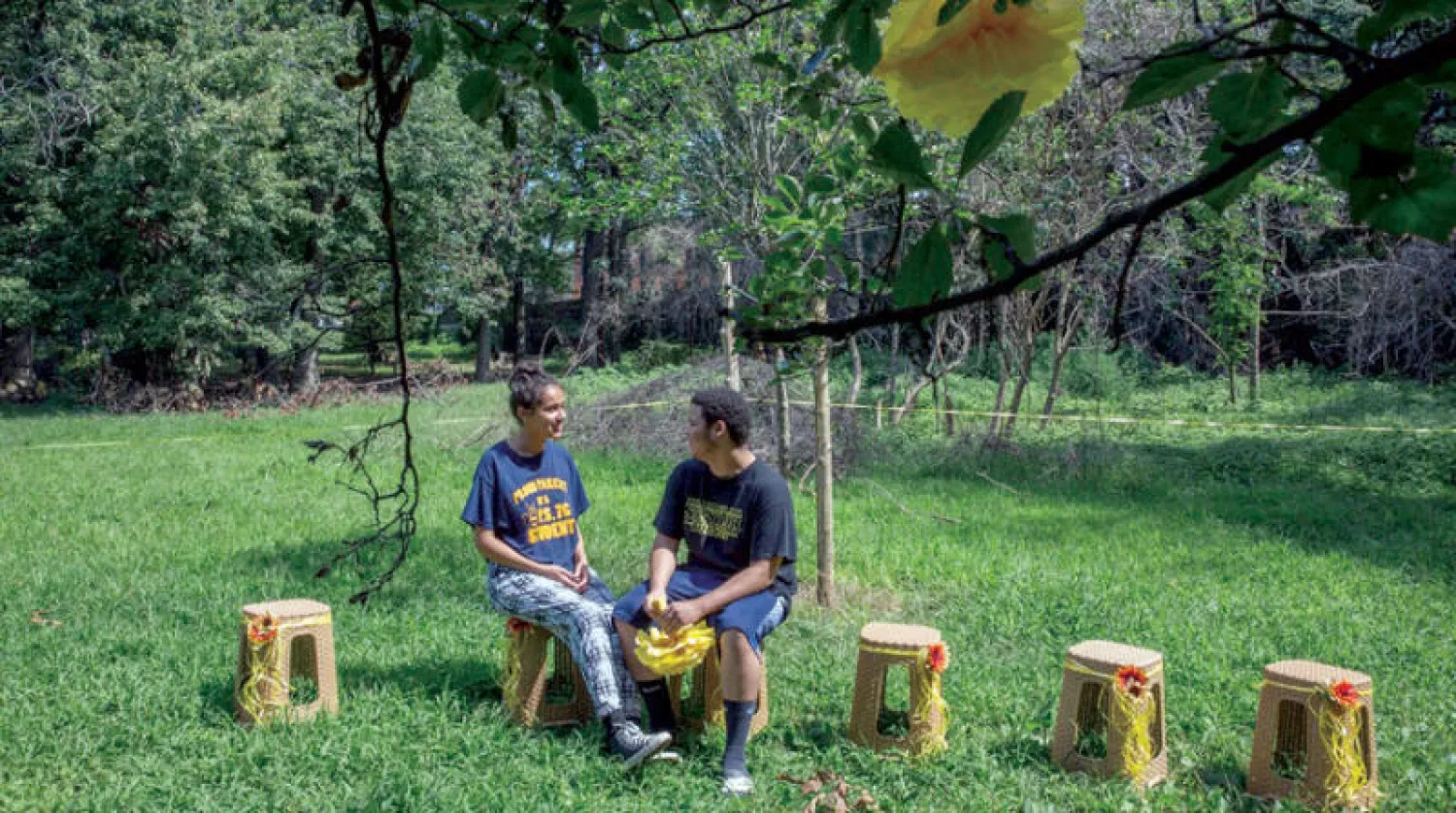 إليزابيث سوتو وصديقها داوريس باتيستا في برونكس بارك بعد التقاطهما القمامة استعداداً لحفل «حمّام الطفل»