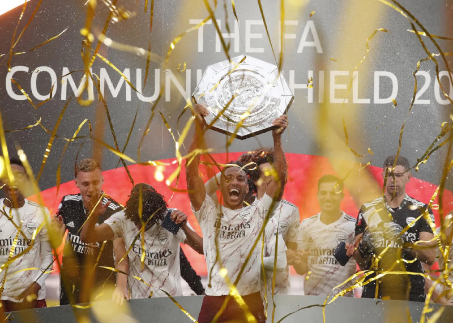 لاعبو آرسنال يحتفلون بالتتويج بلقب درع المجتمع (رويترز)