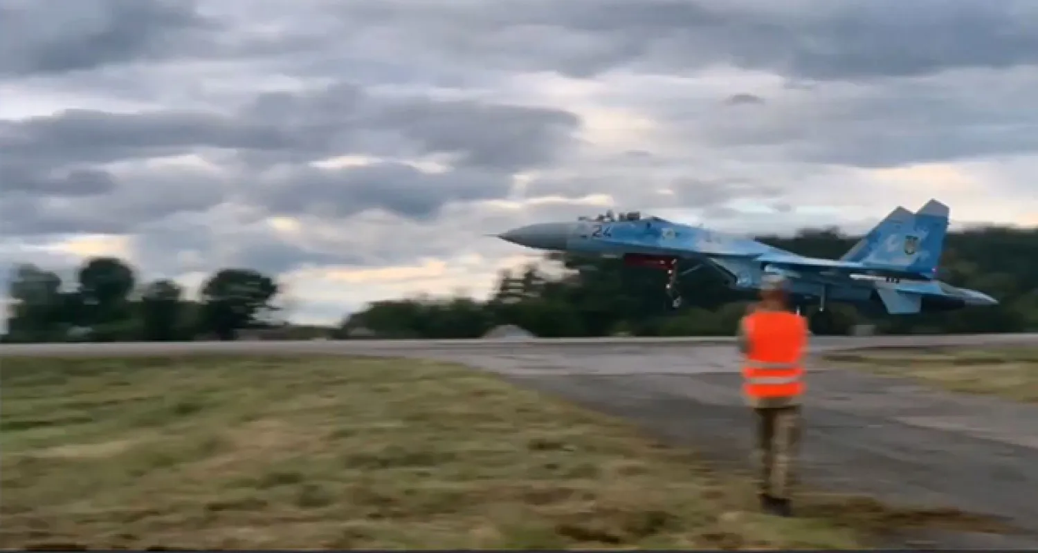 Ukrayna savaş uçaklarından otoyolda ilginç deneme