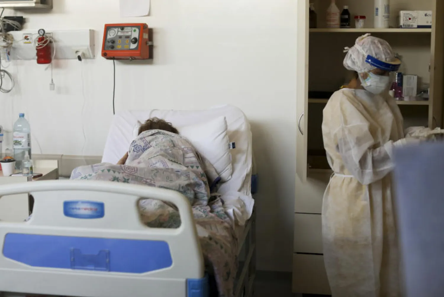 مريض بـ«كورونا» في أحد مستشفيات بوينوس آيرس (أ.ب)