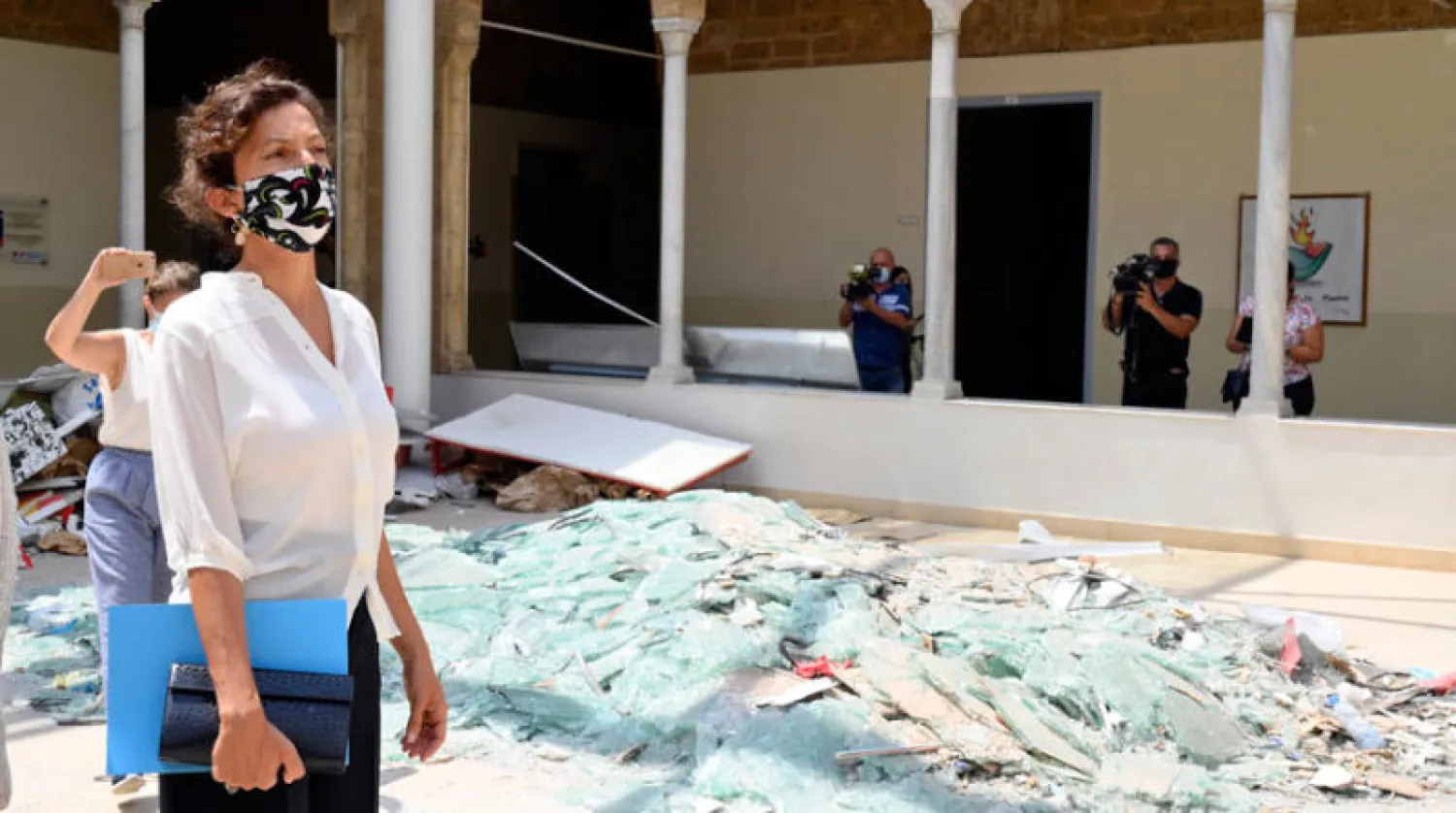 مديرة الـ«يونيسكو» أودري أزولاي تجولت على مدارس بيروت المتضررة (إ.ب.أ)