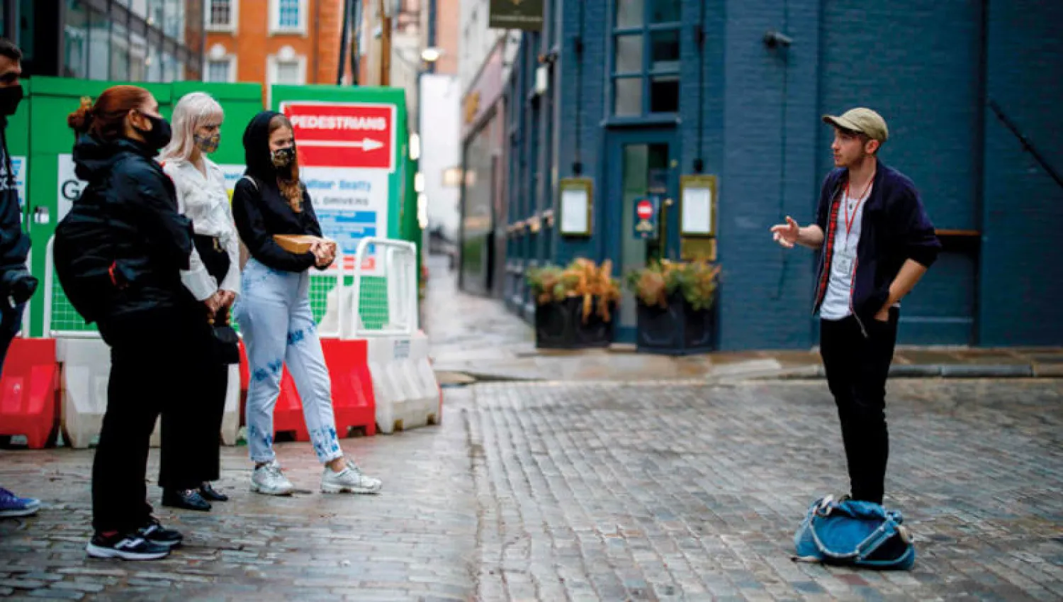 الدليل السياحي جويل روبنسون أثناء جولة تتبع آثار أشهر سفاح في العصر الفيكتوري «جاك ذا ريبر» (أ.ف.ب)