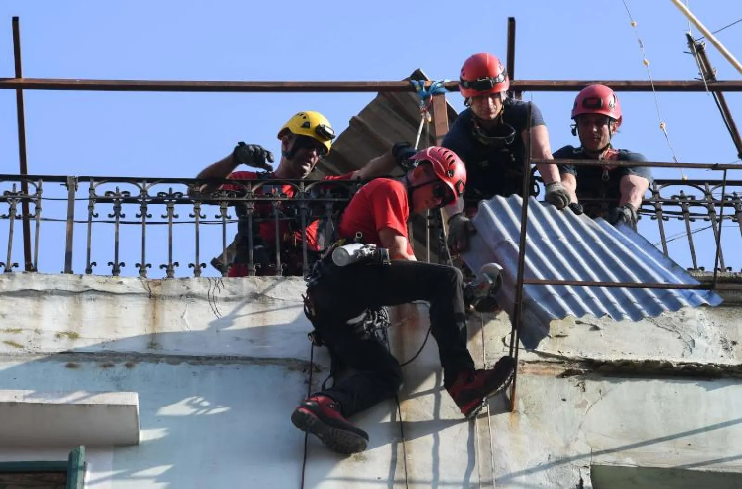 من أعمال رفع الأنقاض في بيروت (أ.ف.ب)