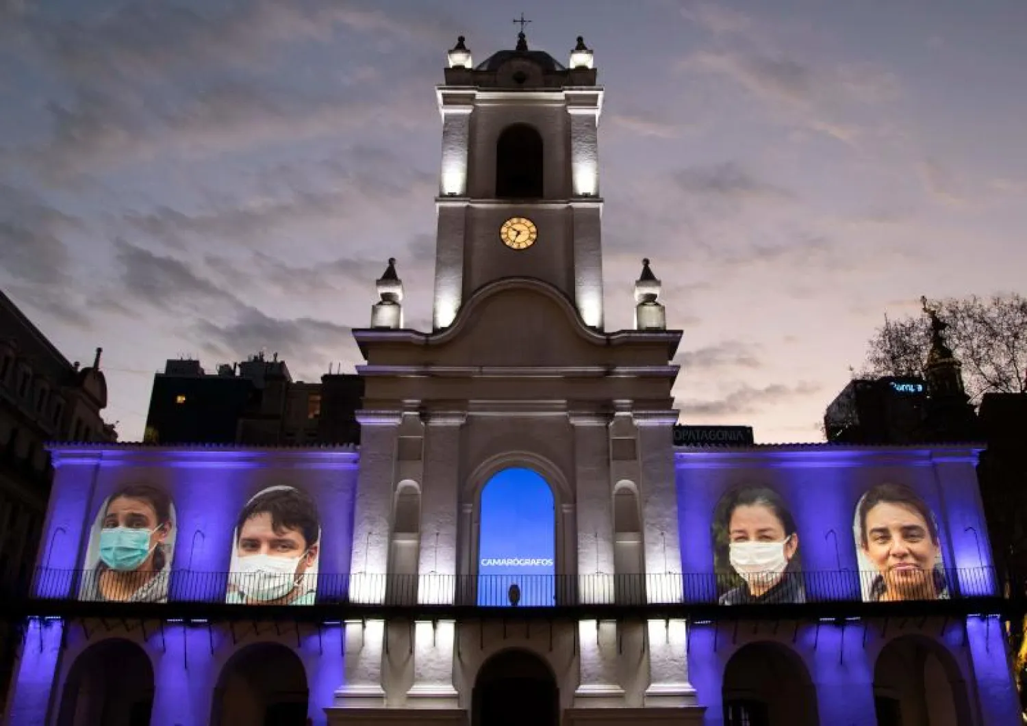 تكريم «العاملين الأساسيين» في الأرجنتين (أ.ف.ب)