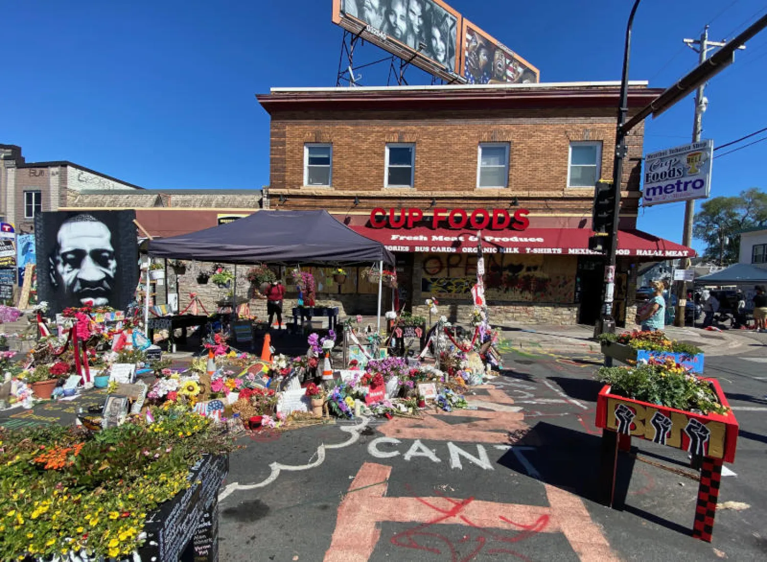 إحياء ذكرى مقتل جوروج فلويد بالورود (د.ب.أ)