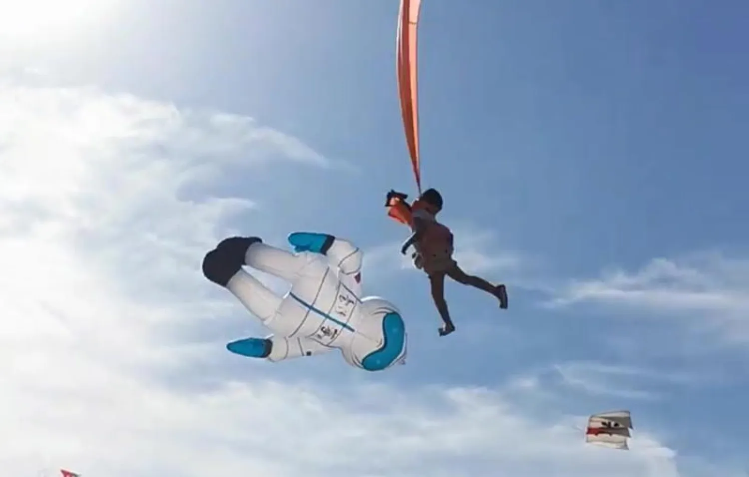 الطفلة بعد أن علقت في الهواء (إ.ب.أ)