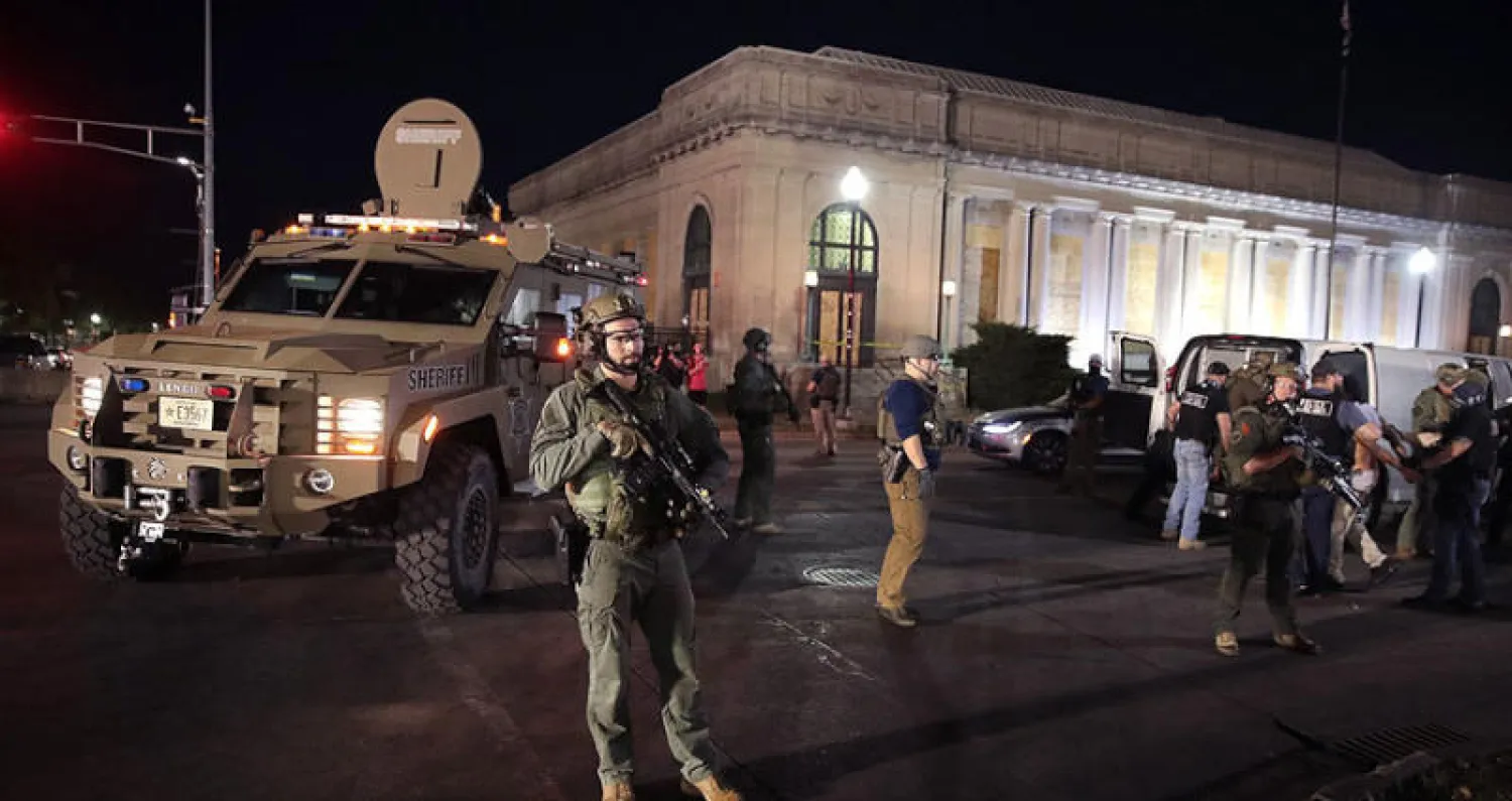 شرطيون ينتشرون أمام محكمة في كينوشا مساء السبت (أ.ف.ب)