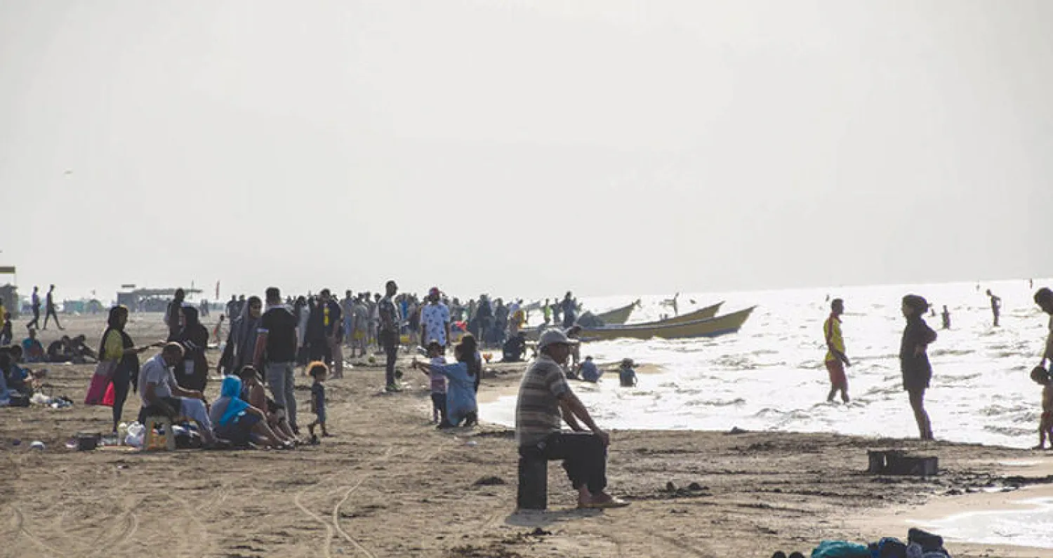 إيرانيون يتدفون إلى شواطئ محافظة كورونا المصنفة في الوضع الأحمر لقضاء عطلة هذا الأسبوع (إيسنا)