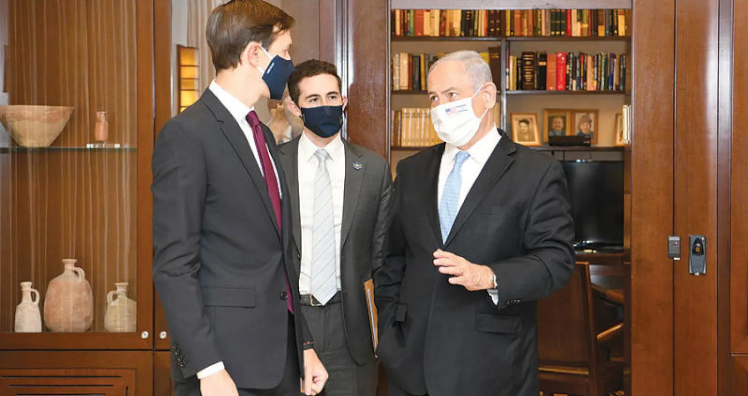 رئيس الوزراء الإسرائيلي مستقبلاً كوشنر في مكتبه أمس (د.ب.أ)