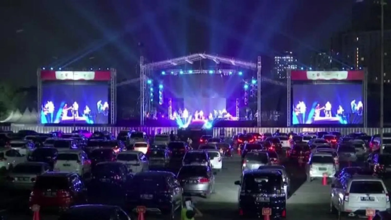 في ظل كورونا... فرقة إندونيسية تحيي حفلا عبر السيارات