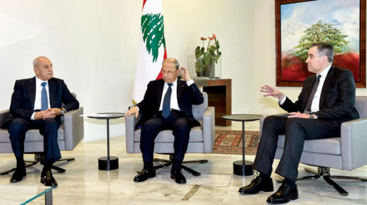 عون متوسطاً أديب وبري خلال لقائهم في بعبدا أمس (إ.ب.أ)