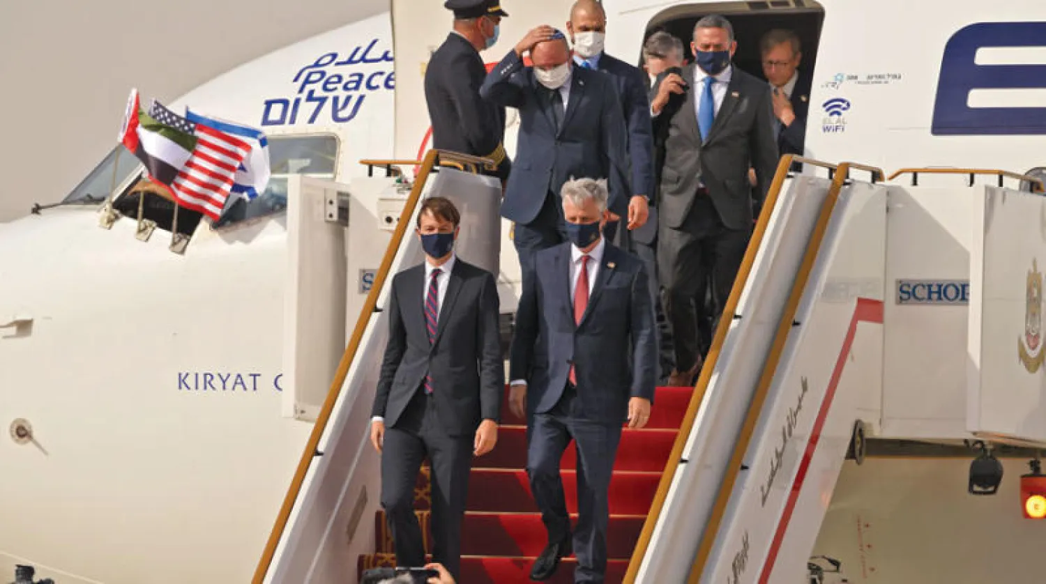 كوشنر يتقدم المسؤولين الأميركيين والإسرائيليين وهم ينزلون من الطائرة في مطار أبوظبي أمس (أ.ف.ب)