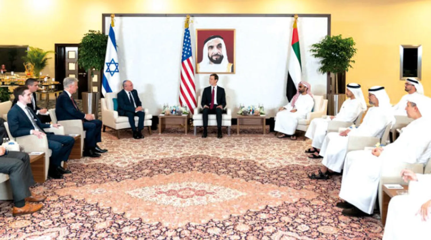 طحنون بن زايد وجاريد كوشنر ومائير بن شبات خلال اللقاء أمس (وام)