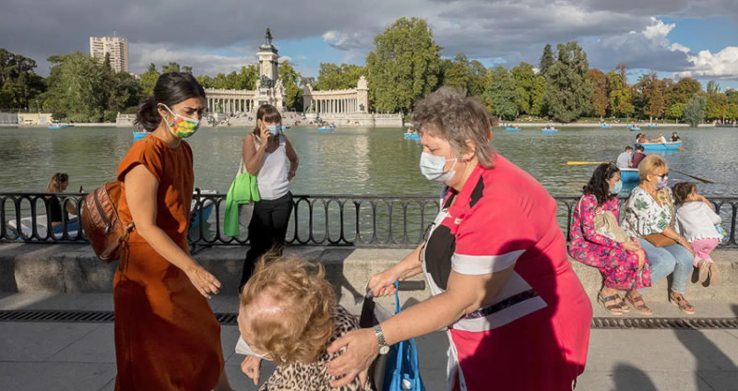 إسبان يرتدون كمامات للتنزه في مدريد (أ.ب)