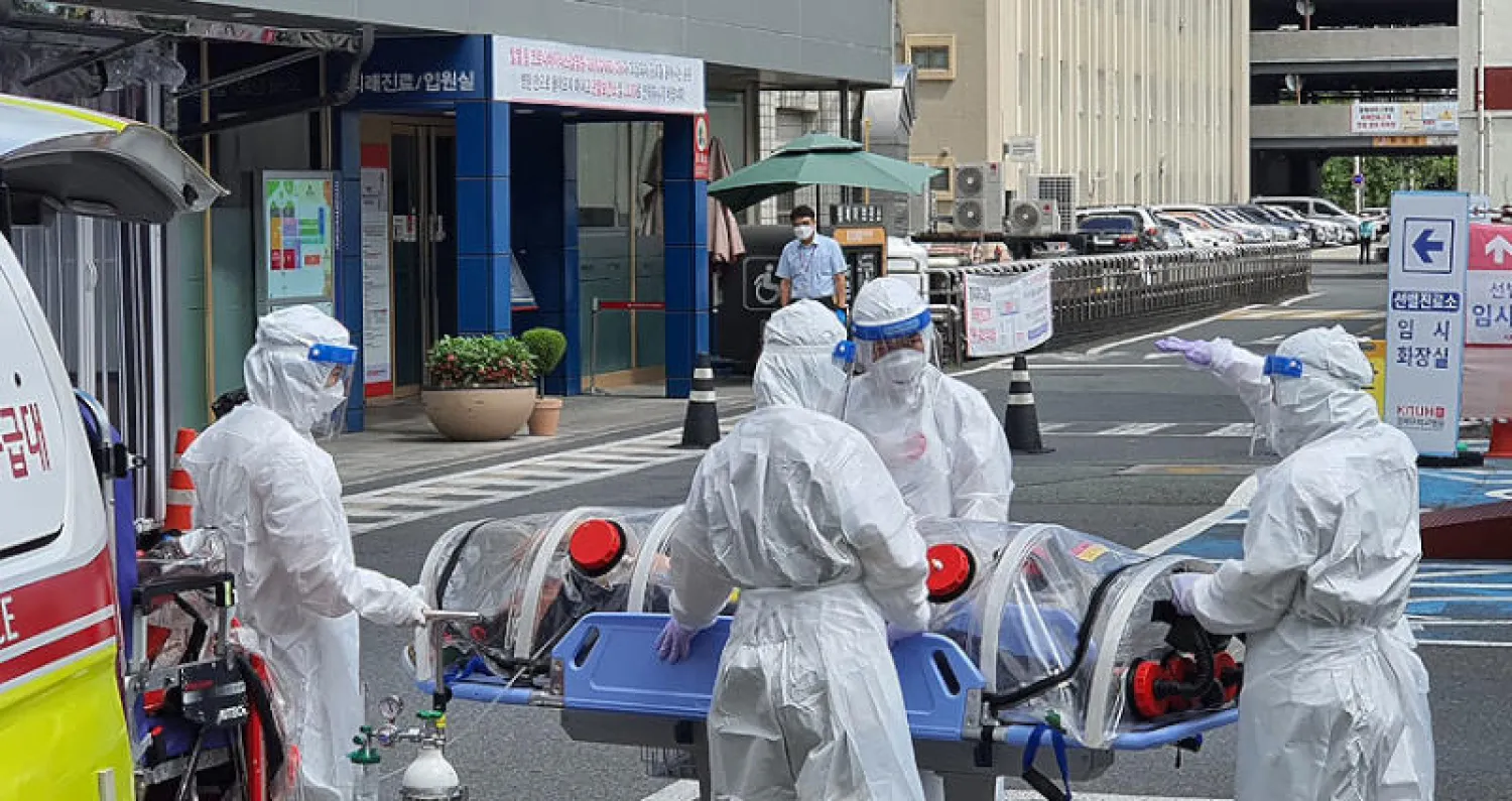 نقل مريض بـ«كوفيد-19» إلى مستشفى مدينة دايغو في كوريا الجنوبية (د.ب.أ)