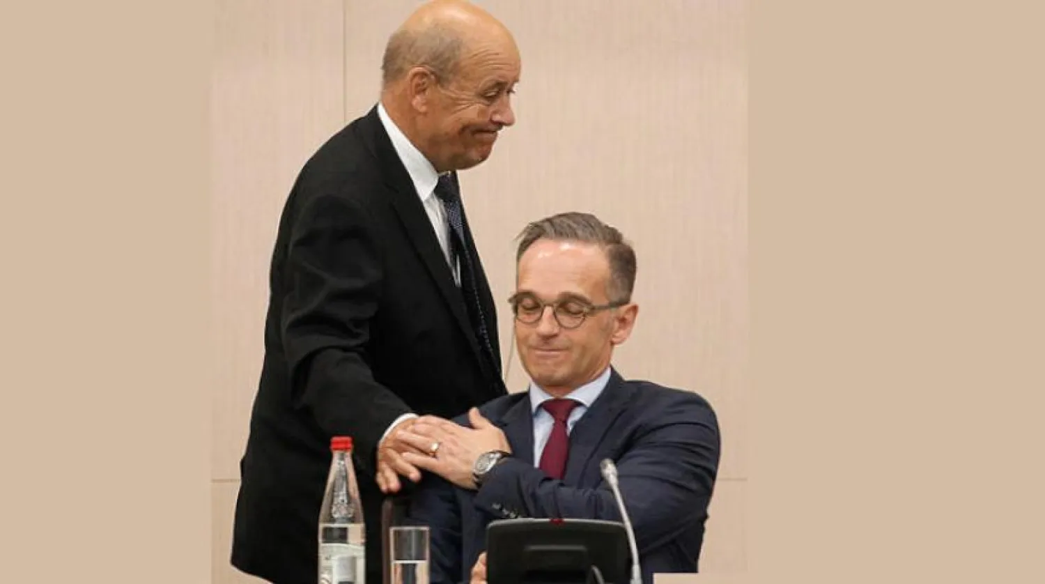 Fransa Dışişleri Bakanı Jean-Yves Le Drian (solda) ve Alman mevkidaşı (EPA)