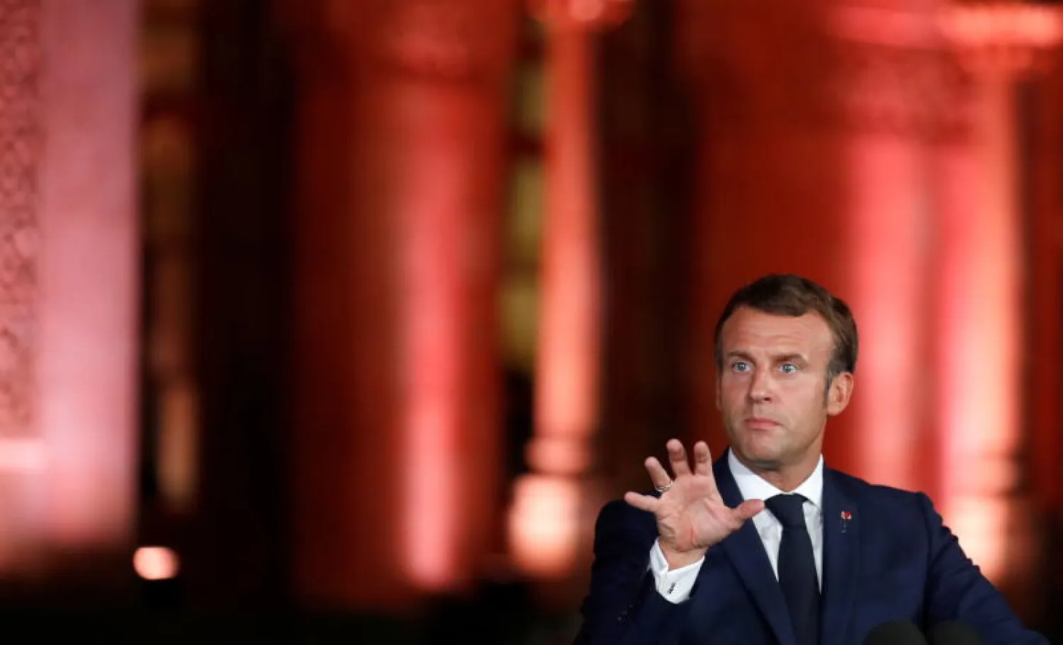 الرئيس الفرنسي إيمانويل ماكرون يتحدث في «قصر الصنوبر» (إ.ب.أ)