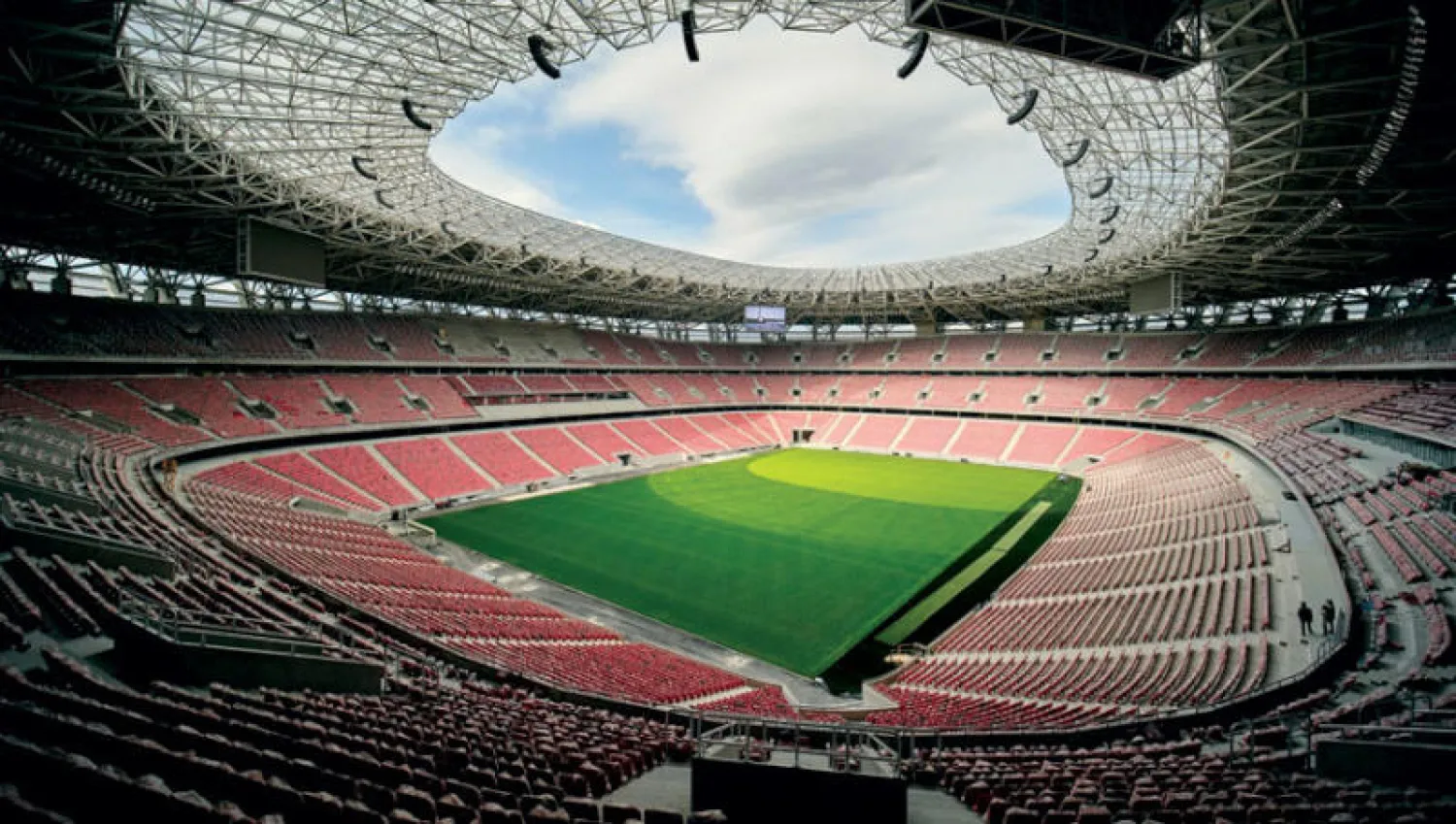 الغموض يحيط بقدرة استاد بوشكاش على استضافة مباراة السوبر الأوروبية بحضور جماهير (أ.ب)