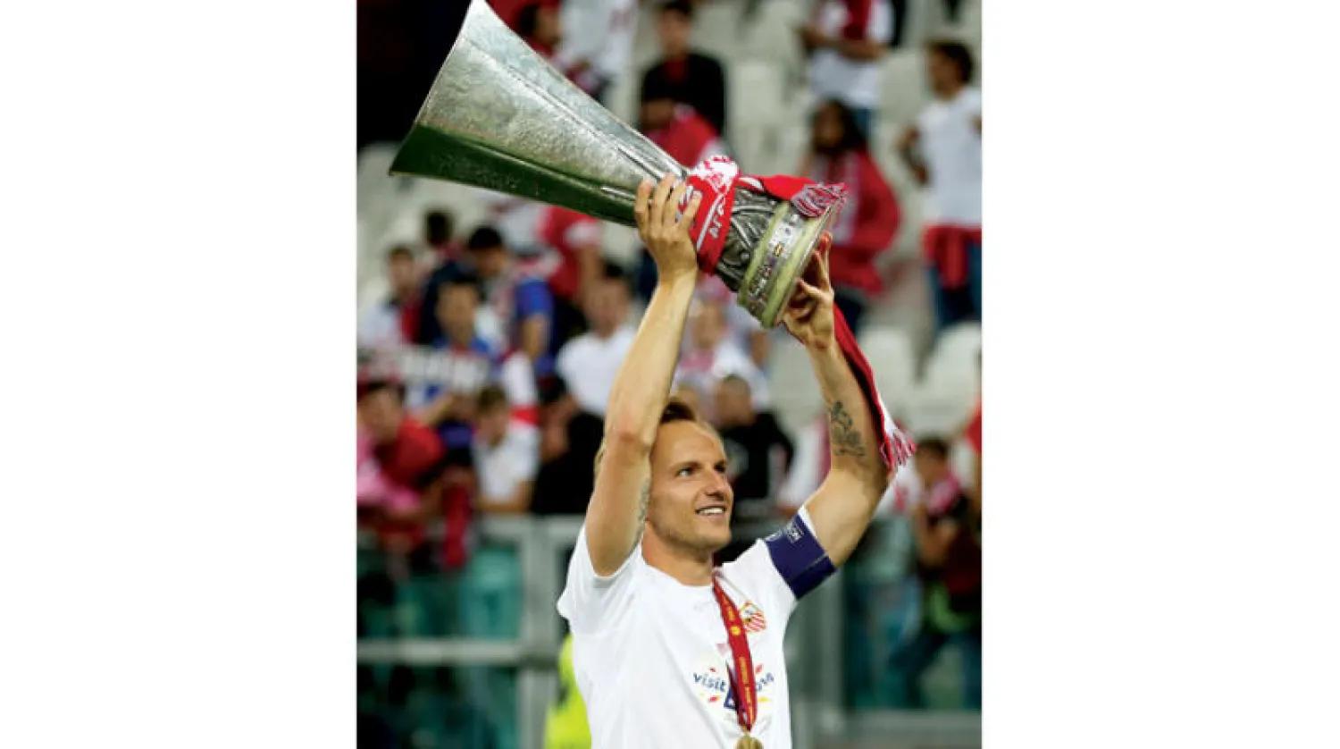 راكيتيتش يعود إلى إشبيلية الذي توّج معه بالدوري الأوروبي (رويترز)