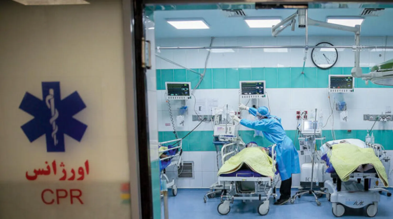 ممرضة إيرانية تقدم إسعافات لمريض مصاب بفيروس «كورونا» بمركز للطوارئ في طهران (مهر)