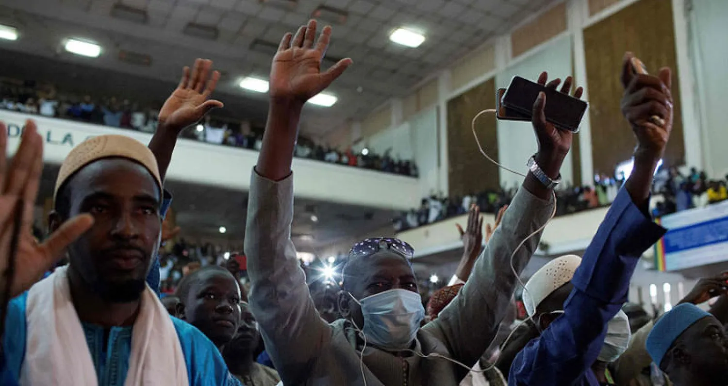 أنصار الإمام محمود ديكو الشخصية المركزية في أزمة مالي يستمعون لخطبته يوم الجمعة (أ.ف.ب)