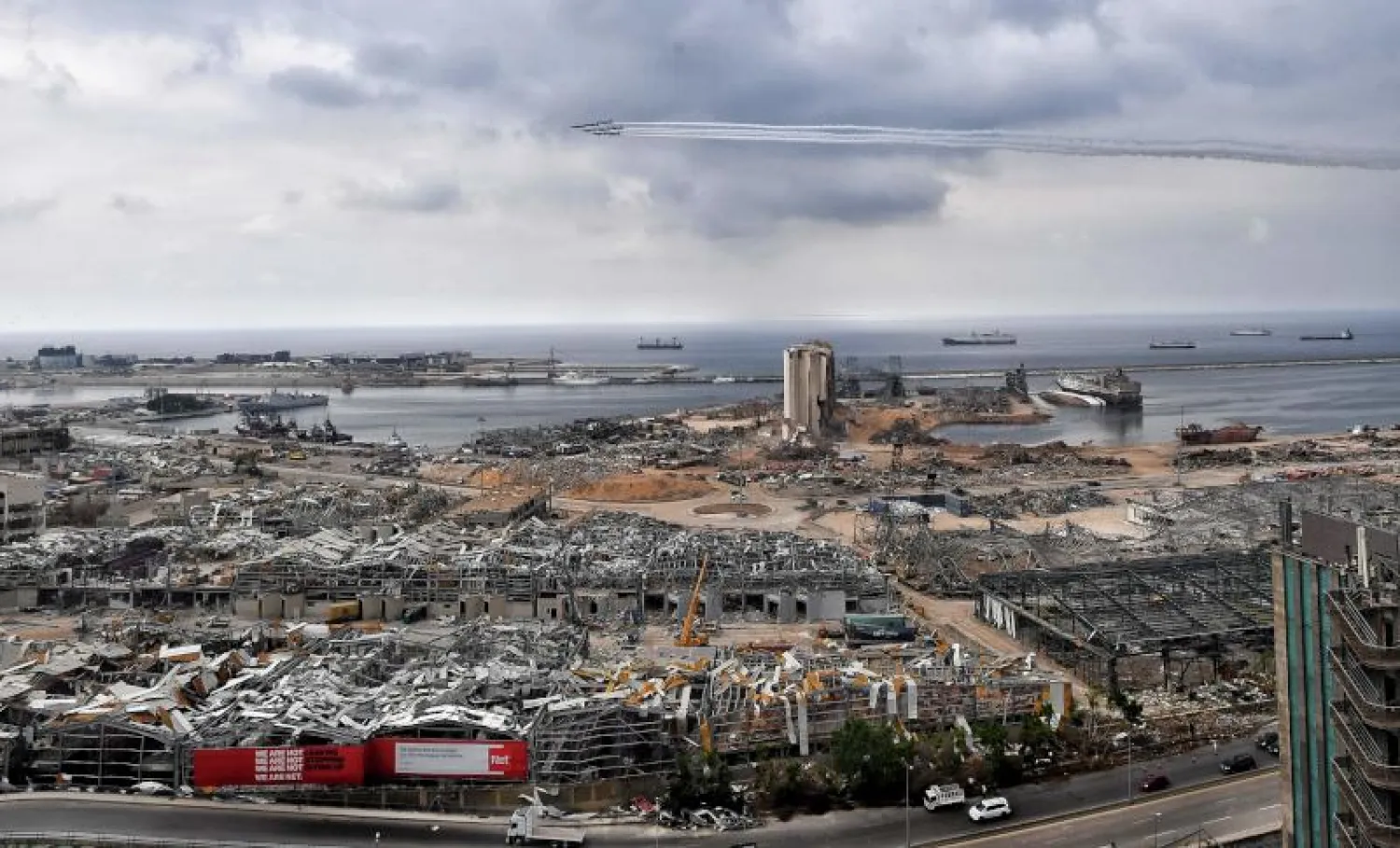 منظر عام لمرفأ بيروت المدمّر (أ.ف.ب)