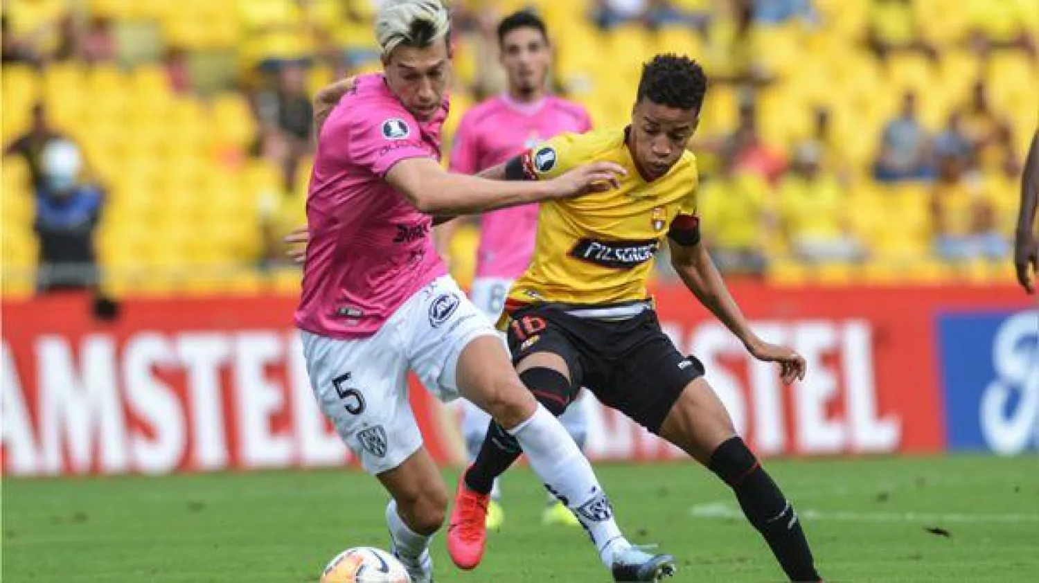 إحدى مباريات الدوري الإكوادوري قبل التوقف (إ.ب.أ)