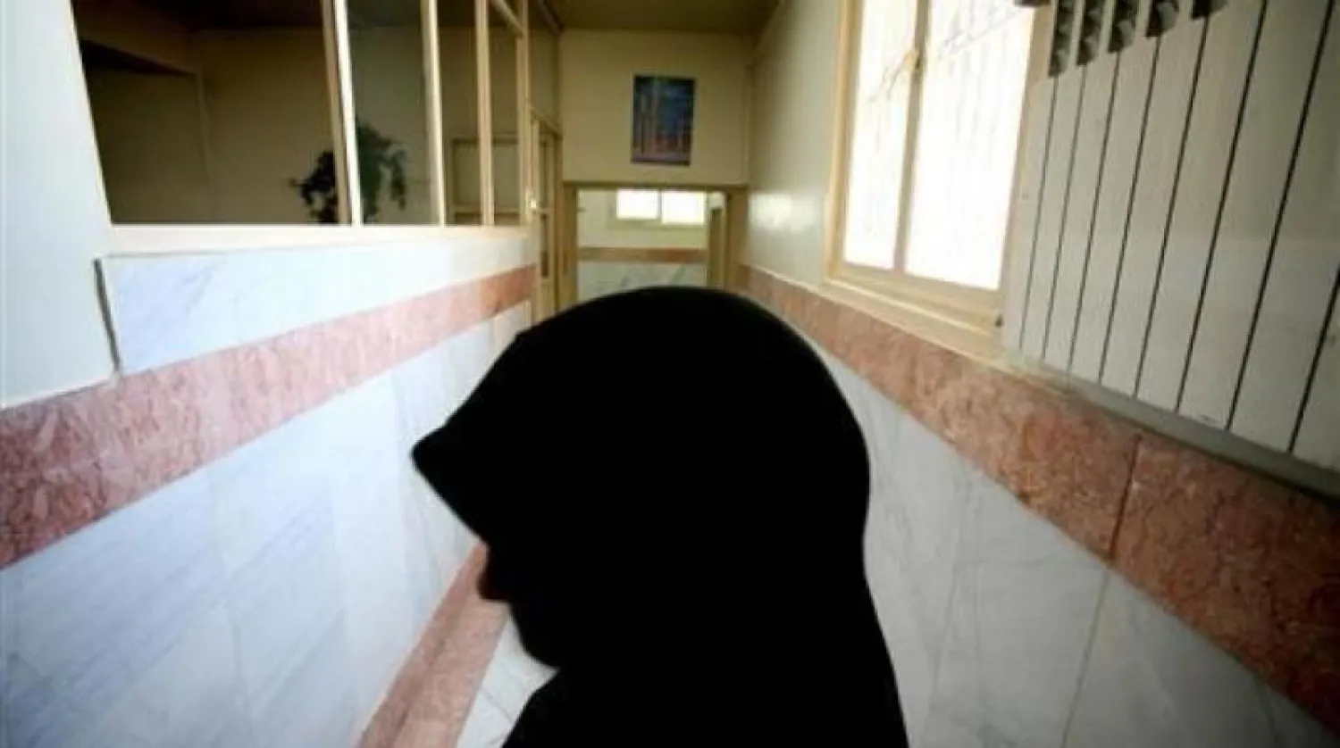 حارسة سجن تقف في ممر داخل سجن إيفين بطهران (أرشيفية - رويترز)