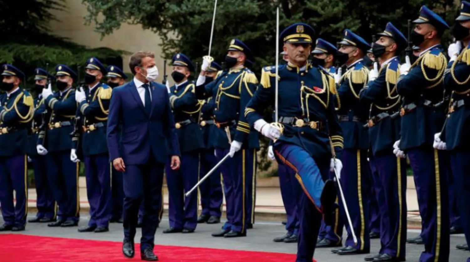 Fransa Cumhurbaşkanı Macron, onuruna verilen öğle yemeğine katılmak üzere dün Baabda Sarayı'na geldi (Reuters)
