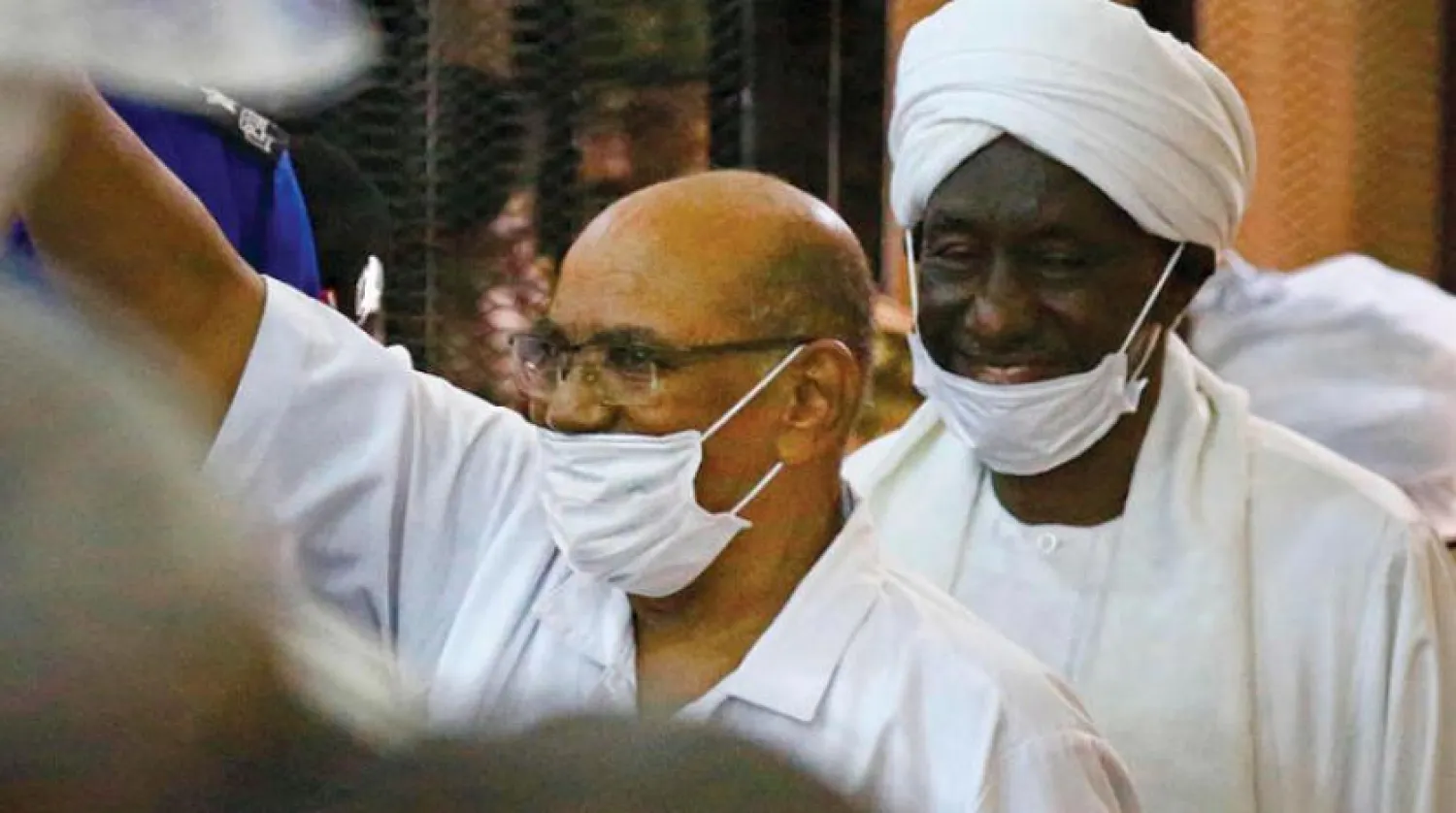 Sudan'ın devrik lideri Ömer el-Beşir dün Hartum’da düzenlenen duruşma sırasında. (AFP)