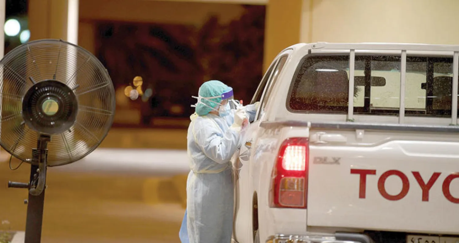 موظفة في القطاع الصحي تجري مسحة للتأكد من سلامة أحد المواطنين (تصوير: بشير صالح)