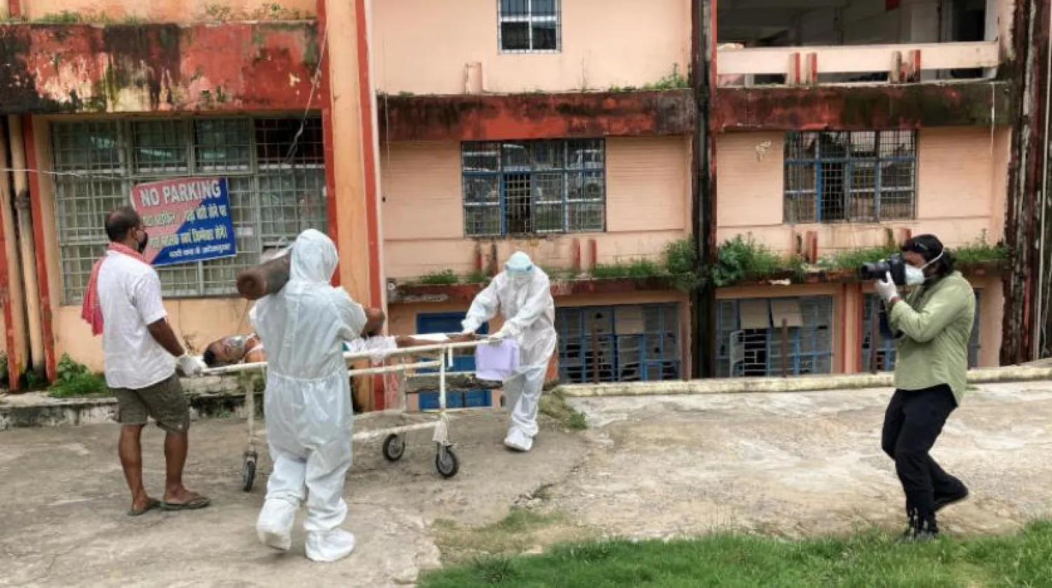 Hindistan'ın Bhagalpur şehrindeki bir hastaneye korona hastası naklediliyor (Reuters)
