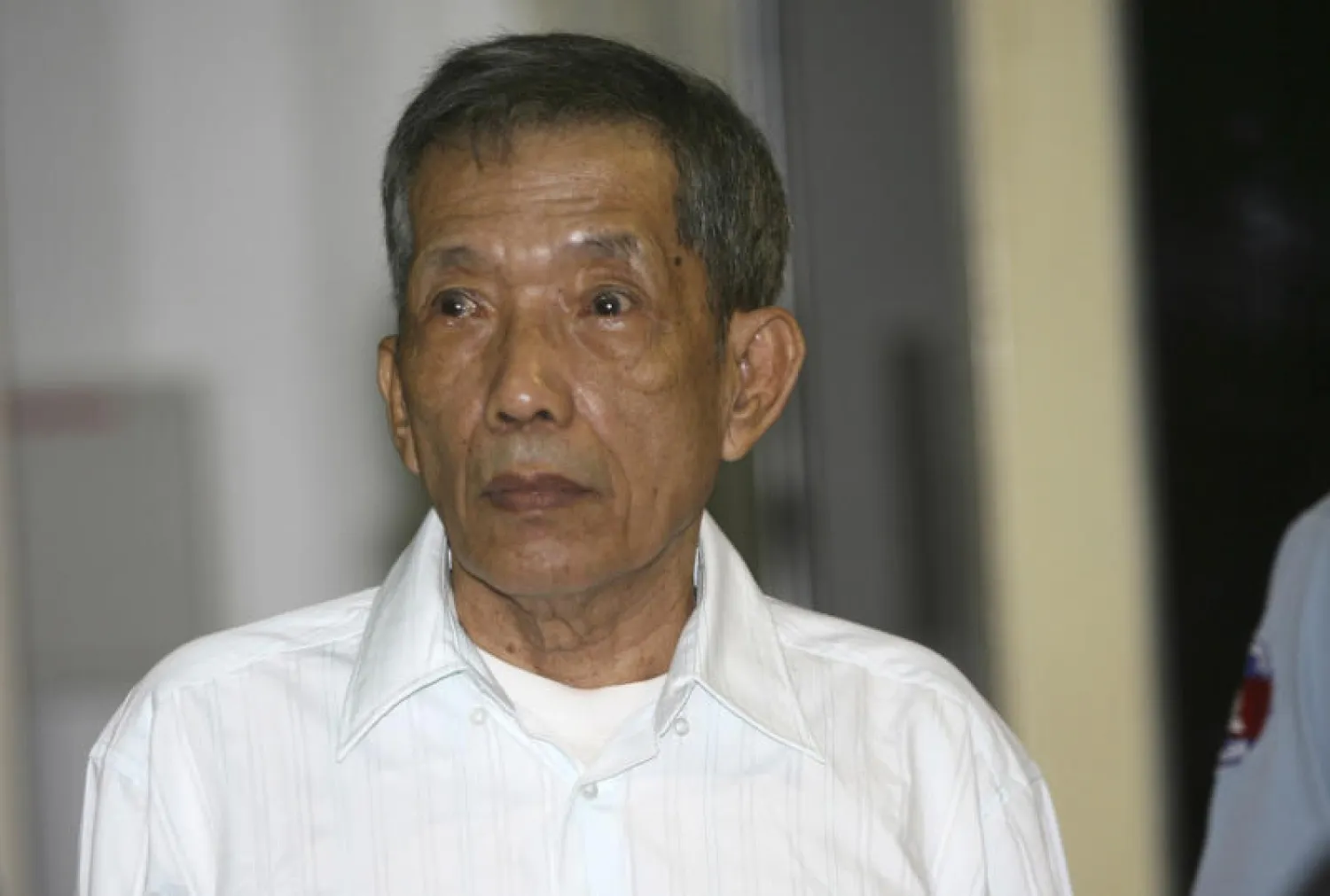 كاينغ غويك إياف (دوتش) خلال مثوله أمام محكمة تدعمها الأمم المتحدة في بنوم بنه في مارس الماضي (أ.ب)