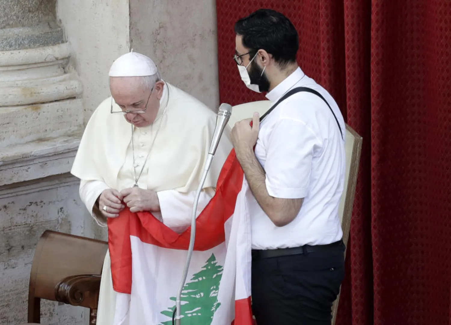 البابا فرنسيس يتسلّم علم لبنان من كاهن لبناني في الفاتيكان (أ.ب)