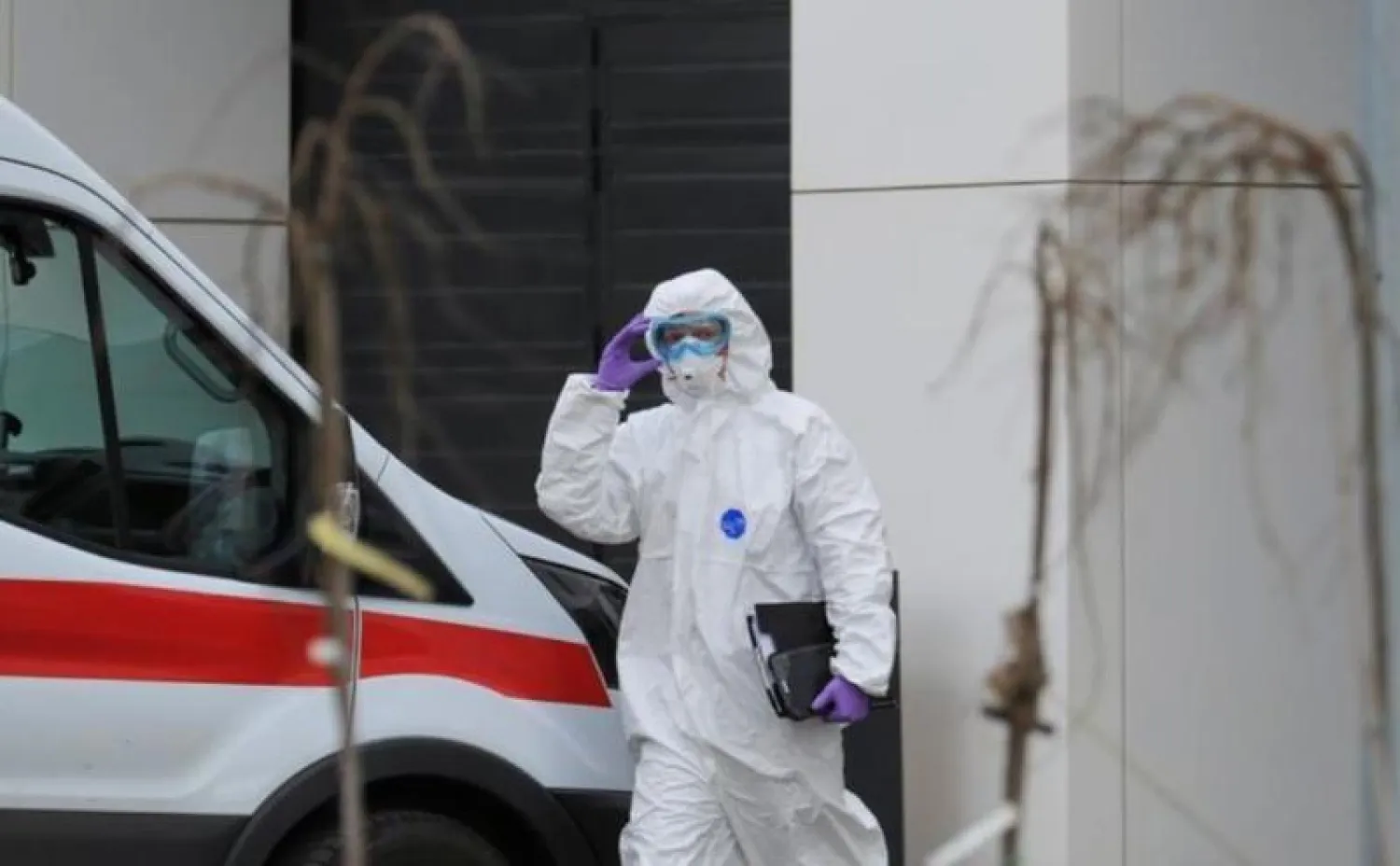 طبيب يرتدى ملابس الوقاية من عدوى «كورونا» خارج مستشفى فى موسكو (أرشيفية - رويترز)