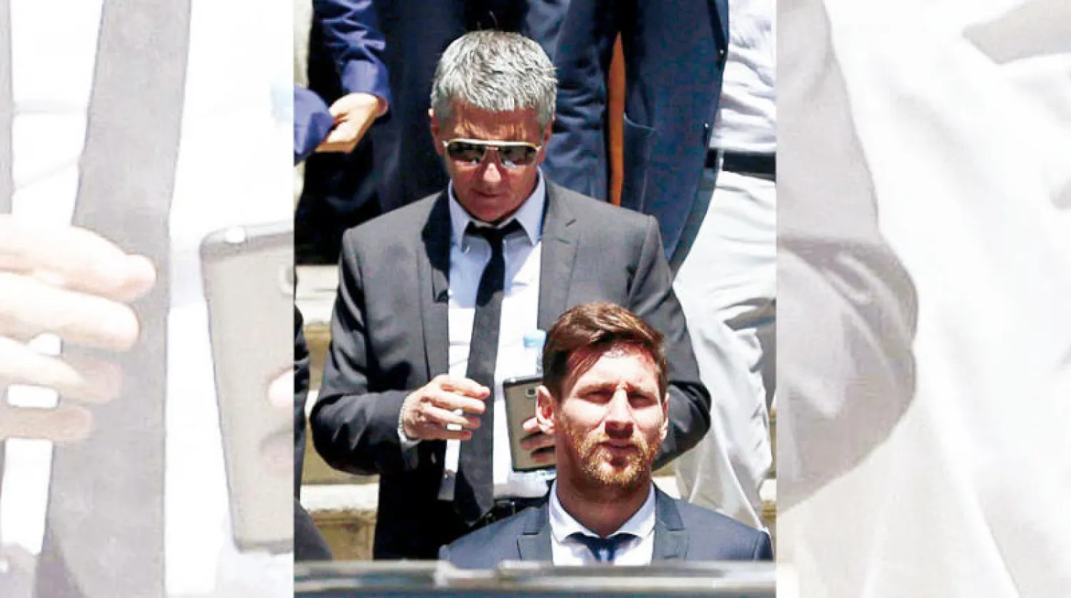 ميسي وخلفه والده جورجي وكيل أعماله يتفاوضان لفك الارتباط مع برشلونة (إ.ب.أ)