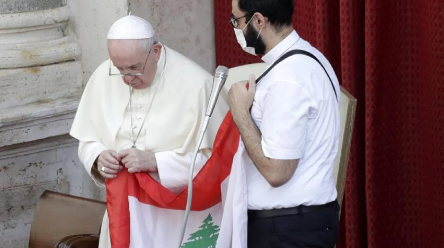 Papa Franciscus, Lübnan bayrağını Vatikan’daki Lübnanlı bir rahipten alıyor (AP)
