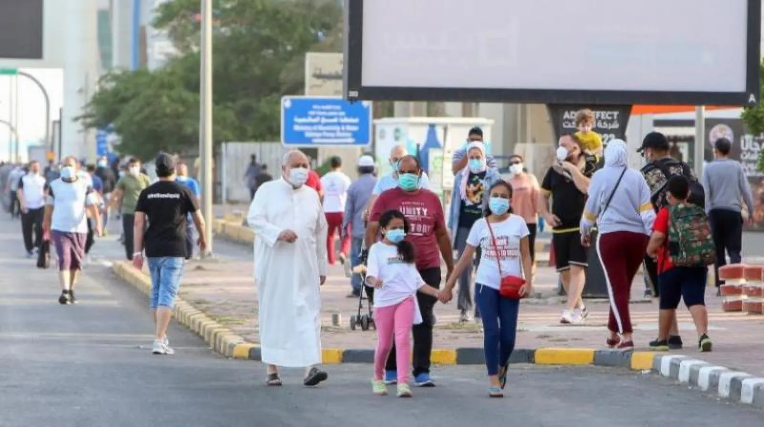 كويتيون يمارسون الرياضة في العاصمة (أ.ف.ب)