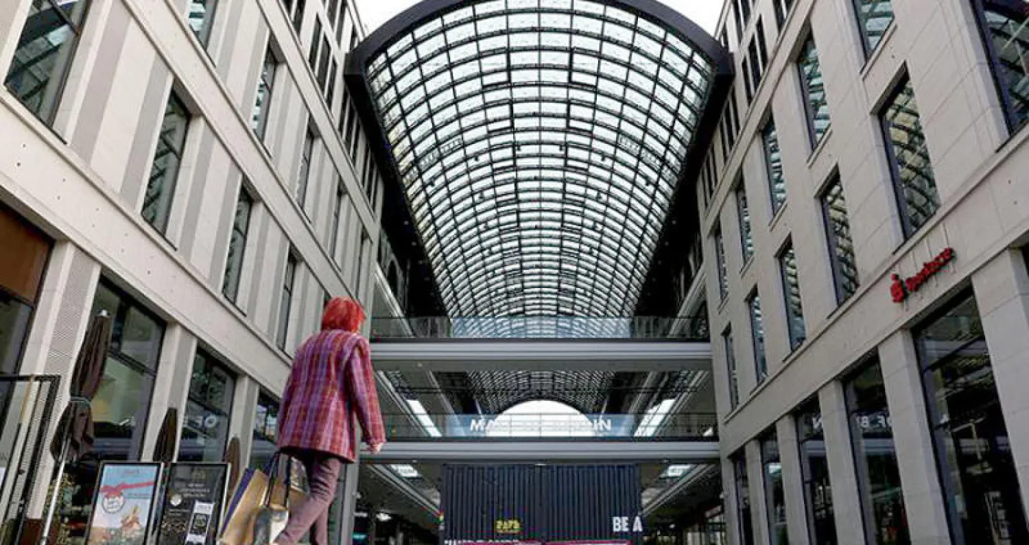 تراجعت مبيعات التجزئة بمنطقة اليورو ما يخالف توقعات زيادتها مع رفع القيود (رويترز)